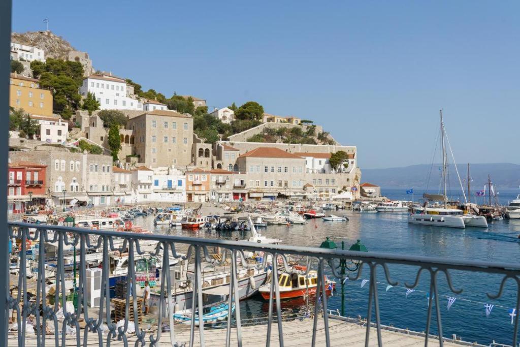 Douskos Harbour Residence, Hydra